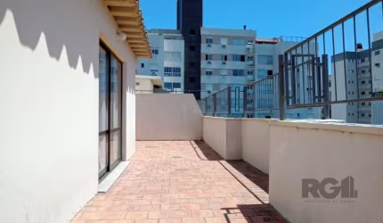 Cobertura localizada no Jardim Botânico, com 149 m² , dois dormitórios, 3 banheiros, sala com sacada, cozinha, área de serviço e dependência de empregada. &lt;BR&gt;&lt;BR&gt;Pavimento superior está c