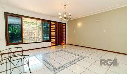 CASA COM 352m2, 4 DORMITÓRIOS, 4 SALAS, SENDO 1 ANTE-SALA, 2 COZINHAS, ESPAÇO GOURMET, LAVANDERIA, QUARTO AUXILIAR, CHURRASQUEIRA E VAGA PARA 4 CARROS. Oportunidade Incrível! Casa Ampla e Confortável 