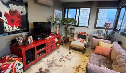 Apartamento de 1 Dormitório com suíte, lavabo, churrasqueira, vaga de garagem coberta, andar alto e vista panorâmica. Descubra este incrível apartamento semi-mobiliado, projetado por arquiteta, oferec