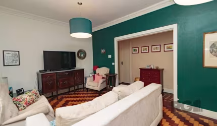Descubra o que há de melhor em moradia com este apartamento reformado e espaçoso localizado na charmosa Rua Doutor João Dutra, no coração do bairro Petrópolis, em Porto Alegre. Este imóvel impecável o