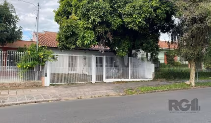 Excelente casa em alvenaria, ideal para residencial ou comercial. São 189m² de área construída, amplo living para 3 ambientes + sótão, cozinha, originalmente de 3 dormitórios foi transformada em 2 dor