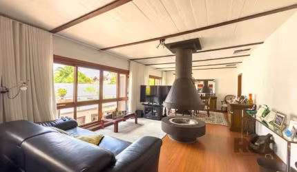 Casa térrea maravilhosa ao lado do instituto Ling. Encantadora residência térrea, completamente reformada, localizada em uma das regiões mais valorizadas da cidade, ao lado do Instituto Ling. Com 3 su