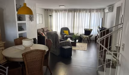 Sobrado no bairro Camaquã, zona sul de Porto Alegre, com 3 quartos, sendo 1 suíte, lavabo, living estendido,  excelente ventilação cruzada, muito bem ensolarado,  com lareira em dois ambientes estar/j