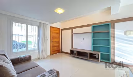 Seu novo lar espera por você no coração do bairro Guarujá, em Porto Alegre! Se você busca conforto, funcionalidade e um espaço para viver momentos incríveis com a sua família, este sobrado com 92m² pr