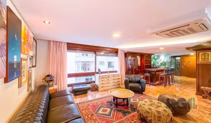 Descubra um amplo apartamento de 240 m² privativos, situado em um icônico prédio dos anos 70 na Dr. Vale, no prestigiado Moinhos de Vento. Possui 3 suítes, sendo 1 suíte master, com vista definida par