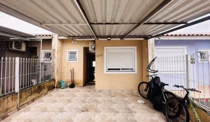 Venha conhecer a sua nova casa dos sonhos no loteamento Winter Park! Esta charmosa residência conta com 2 quartos amplos, uma sala aconchegante, um banheiro espaçoso e uma vaga de garagem coberta, gar