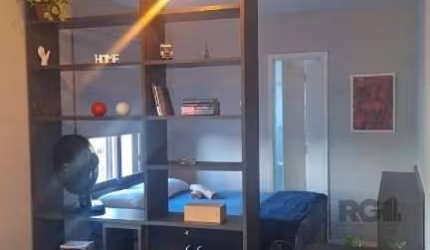 Apartamento na Azenha Ideal para Moradia ou Investimento Localizado na parte mais residencial do bairro Azenha, na divisa com o Menino Deus, este imóvel é perfeito para quem busca praticidade, boa loc