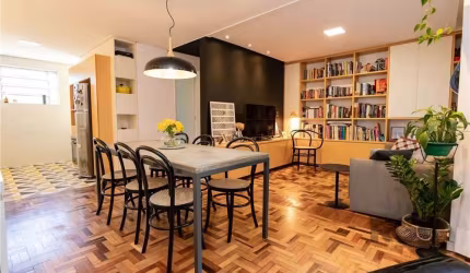 Este charmoso apartamento foi totalmente reformado e transformado em um espaço moderno, elegante e extremamente funcional. Originalmente com três dormitórios, o imóvel foi adaptado para dois, garantin