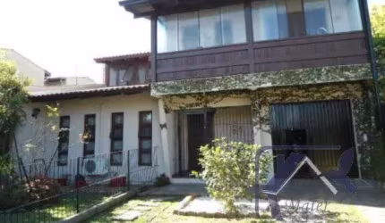Casa para Venda - 200m², 3 dormitórios, sendo 1 suites, 4 vagas - Guarujá