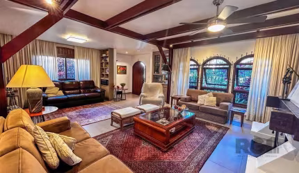 Casa 3 dormitórios, suíte, lareira, churrasqueira,, pátio, vaga garagem com 309 m² privativos.