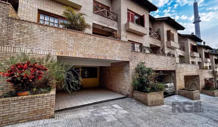 casa em condominio, com 1 suíte, duas vagas, lareira, churrasqueira, infra estrutura completa