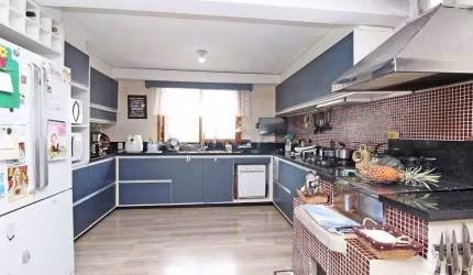 Casa para Venda - 220m², 2 dormitórios, sendo 2 suites, 3 vagas - Teresópolis