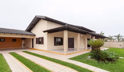 Casa com 4 quartos, suítes, espaço gourmet, piscina, vaga de garagem, no centro de Torres/RS