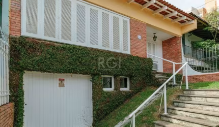 Casa 3 dormitórios com uma 1 suite, 2 banheiros, terraço, bem iluminada. Próxima ao Shopping Boubon Teresópilis