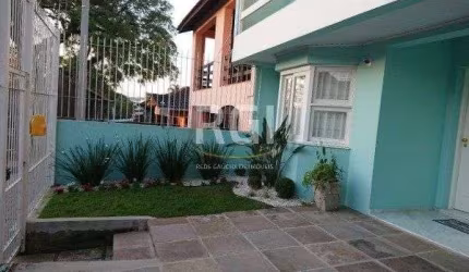 Casa em Porto Alegre, no bairro Espirito Santo, com 4 dormitório(s), e 4 banheiros, à venda.