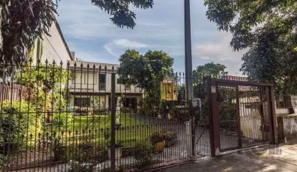 Casa 250m² - 5 dormitórios, 2 suítes e 4 vagas no bairro Santa Maria Goretti