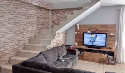 Casa de 191m² com 4 dormitórios, churrasqueira e piscina.