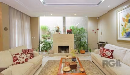 Excelente casa de 330m² com 3 dormitórios, piscina e 3 vagas.