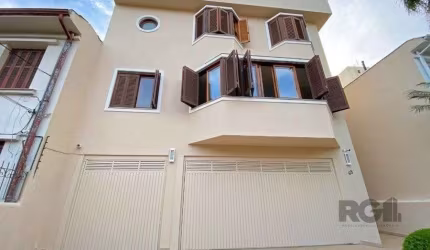 Excelente casa de 465m² com 3 dormitórios e 5 vagas de garagem.