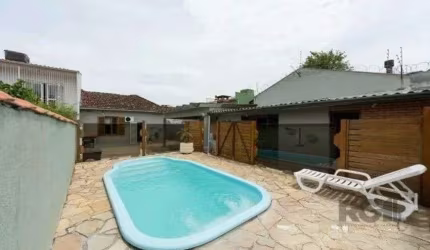 Casa 03 dormitórios com piscina próxima a Av. Prof. Oscar Pereira e todos os recursos do bairro.