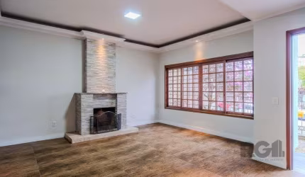 Casa de 214m² com 4 dormitórios, 1 suíte, piscina e 2 vagas no bairro Teresópolis