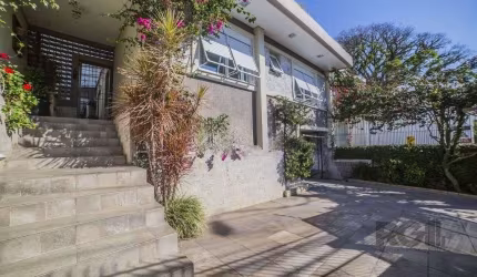 Casa de 4 dormitórios no bairro Glória