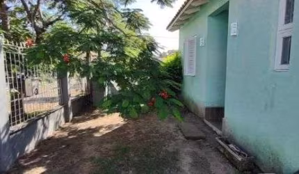Casa em Porto Alegre, no bairro Guarujá, com 3 dormitório(s), e 3 banheiros, à venda.
