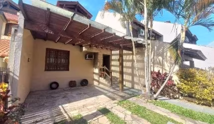 Casa em Porto Alegre, no bairro Ipanema, com 3 dormitório(s), e 3 banheiros, à venda.