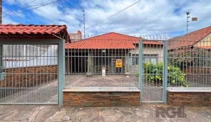 Casa em Porto Alegre, no bairro Guarujá, com 5 dormitório(s), e 5 banheiros, à venda.