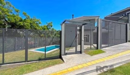 Casa em Porto Alegre, no bairro Jardim Isabel, com 3 dormitório(s), e 3 banheiros, à venda.
