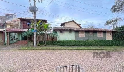 Casa em Porto Alegre, no bairro Ipanema, com 3 dormitório(s), e 3 banheiros, à venda.