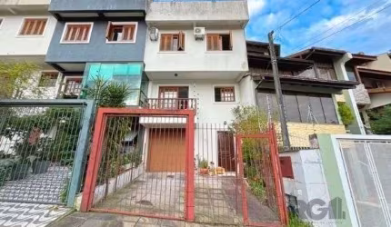 Casa em Porto Alegre, no bairro Ipanema, com 3 dormitório(s), e 3 banheiros, à venda.