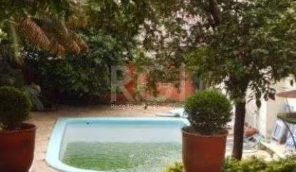 Casa de 4 quartos e 4 vagas para comprar no Bairro Mont Serrat