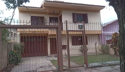 Casa 03 dormitórios, com páteo