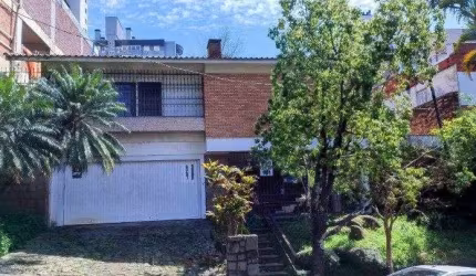 casa ampla, terreno excelente tamanho,  localização privilegiada em  porto alegre