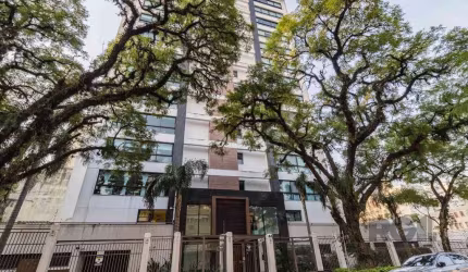 Apartamento de três quartos, suíte e duas vagas de garagem no bairro Rio Branco em Porto Alegre.