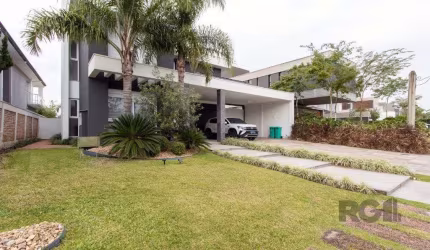 casa com 3 suítes no piso superior, mais 1 suíte no primeiro pavimento.