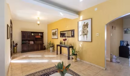 Sobrado com 345m² privativos, 3 suites, 2 vagas, churrasqueira. pátio com piscina - Bairro Cristal