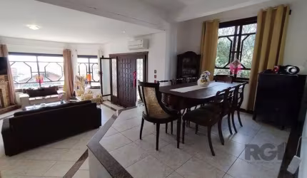 Sobrado, 5 quartos, 2 suites, pátio, 3 vagas - Bairro Vila Nova