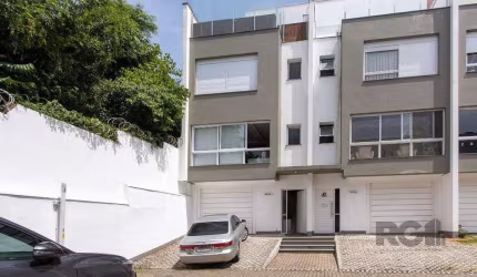 Excelente casa em condomínio que possui originalmente 3 dormitórios, tranfromado em 2 sendo 2 suites, 3 lavabos sendo 1 em cada pavimento. Cozinha semi mobiliada, churrasqueira e forno para pizza.