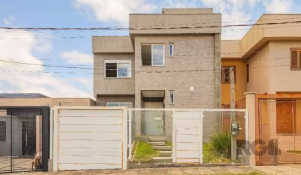 Sobrado, 185 metros quadrados privativo, com 3 quartos, 1 suíte, Living e cozinha integrados, lareira, churrasqueira, lavabo e 2 vagas de garagem. e 2 vagas de garagem