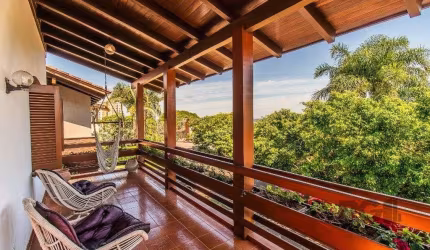 Casa com quatro quartos/dormitórios e muitos ambientes aconchegantes.