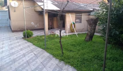 Casa de 3 dormitórios, vagas e pátio - Passo da Areia