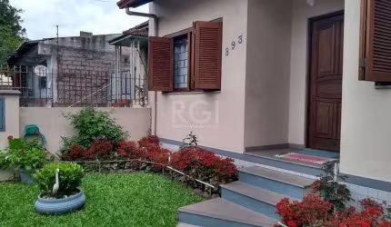 Casa para Venda - 230m², 4 dormitórios, sendo 1 suites, 2 vagas - Jardim Itu