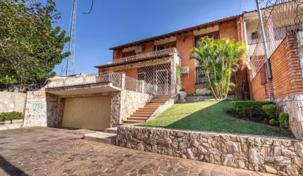 Casa sobrado no Partenon de 3 dormitórios e amplo pátio