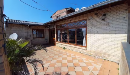 Casa para Venda - 274m², 3 dormitórios, sendo 1 suites, 3 vagas - Guarujá, Porto Alegre