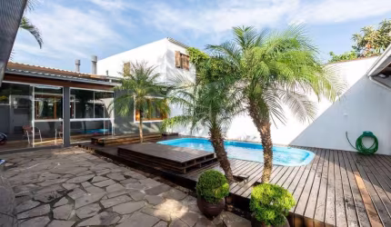 Casa de 2 dormitórios com piscina no bairro Lomba do Pinheiro