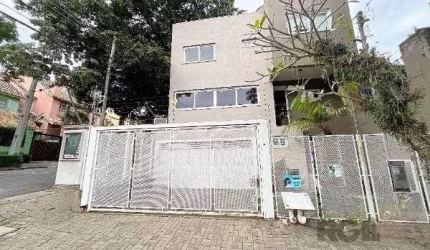 Casa em Porto Alegre, no bairro Tristeza, com 3 dormitório(s), e 3 banheiros, à venda.