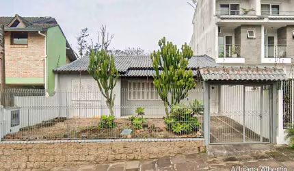 Casa térrea em frente a praça