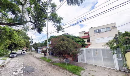 Casa com 4 quartos (02 suítes), 02 vagas cobertas no Bairro Ipanema